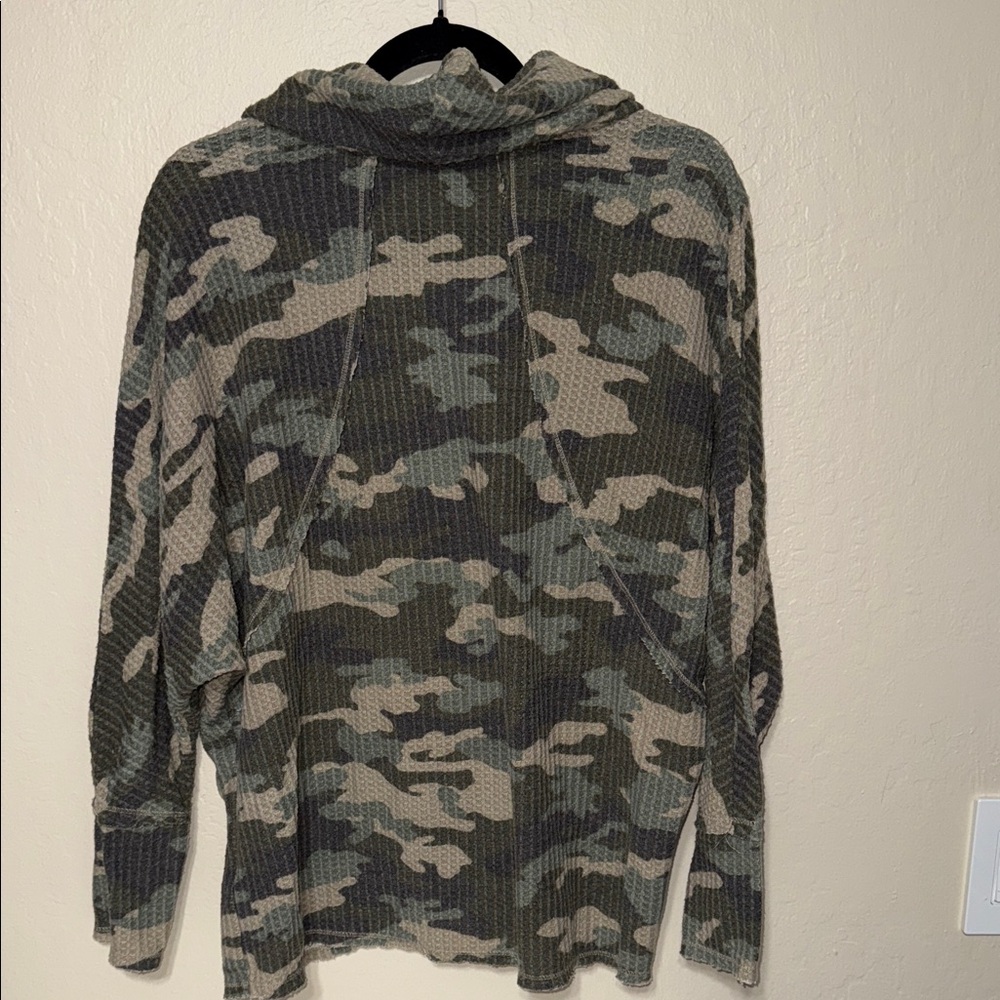 LuLaRoe Amber Hoodie Top Womens Med Camo Waffle Knit Wrap Front Cowl Neck Green - Picture 3 of 5